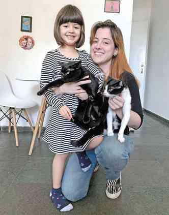 A terapeuta Larissa Magalhes e a filha Alice se divertem com os gatos Caf e Pixie, sem raa definida: 