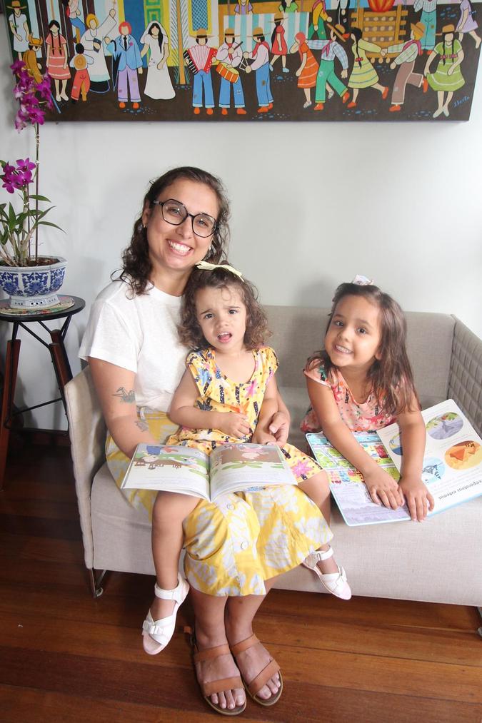 Júlia Martins lê diariamente para as filhas Elisa e Cecília, de 4 e 2 anos: %u201CO objeto livro é importante e deve ser apresentado às crianças desde muito cedo%u201D (foto: Pádua de Carvalho) Júlia Martins lê diariamente para as filhas Elisa e Cecília, de 4 e 2 anos: %u201CO objeto livro é importante e deve ser apresentado às crianças desde muito cedo%u201D (foto: Pádua de Carvalho)