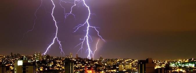 Uso de equipamentos de proteção, como os DPS, é essencial para reduzir danos causados por descargas atmosféricas(foto: Cemig / Divulgação ) Uso de equipamentos de proteção, como os DPS, é essencial para reduzir danos causados por descargas atmosféricas(foto: Cemig / Divulgação )