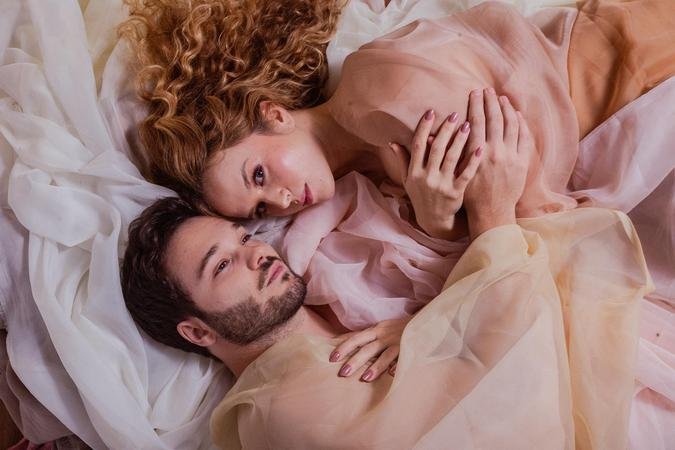 A trama acompanha Jlia e Felipe, dois desconhecidos que se encontram em uma boate e, sem trocar muitas palavras, seguem juntos para um motel(foto: Lorena Zschaber/Divulgao)