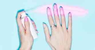 Basta aplicar o spray sobre as unhas que receberam a base e, em seguida, lavar a mo para retirar a tinta do dedo. Pronto, o esmalte estar perfeito e sem borres(foto: Divulgao)