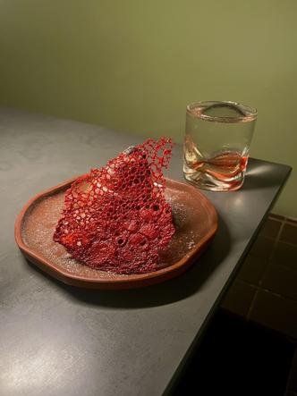 A rabanada no croissant e drink Natalina da Casa Azeite(foto: Victor Schwarner/Divulga��o)