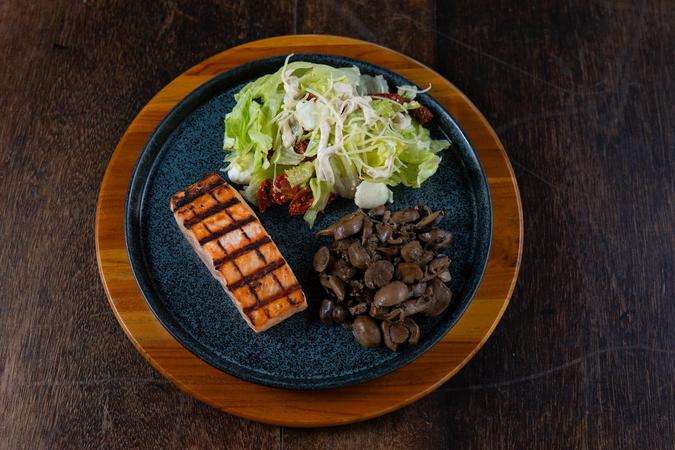 Grelhado de salmão com mix de cogumelos e salada, uma das combinações da casa de Igor Lopes (foto: Paulo Márcio) Grelhado de salmão com mix de cogumelos e salada, uma das combinações da casa de Igor Lopes (foto: Paulo Márcio)