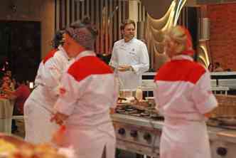 O chef Carlos Bertolazzi  implacvel com os participantes do reality show Cozinha sob Presso da TV Alterosa/SBT(foto: FremantleMedia/SBT/Divulgao)