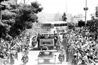 Uma multidão saiu às ruas de Belo Horizonte, em 1980, para receber o papa João Paulo II, que desfilou no tradicional 'papa-móvel'(foto: Acervo Estado de Minas/EM/D.A Press)