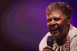 Sarau Substantivo Mulher celebra compositoras da cena da capital