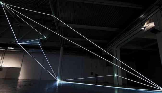 Light Tension: fibra tica e luz para criar um espao de iluso de volume(foto: Felipe Castelblanco, Divulgao)