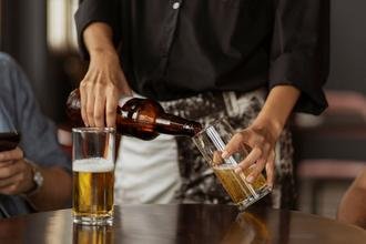 Epis�dios de bebedeira triplicam o risco de les�o no f�gado, alerta estudo