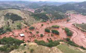 Segundo prefeito de Mariana, Duarte Jnior, a cidade  totalmente dependente do dinheiro proveniente das mineradores que atuam na regio(foto: Bombeiros MG/Divulgao)