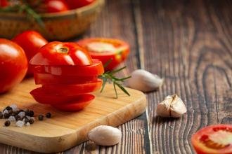 Por que incluir refogado de alho, cebola e tomate no dia a dia