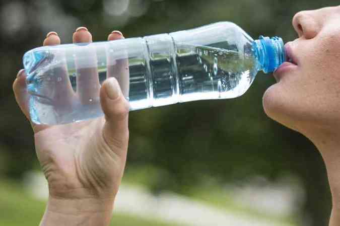 Muitas pessoas acreditam que tomar muita água pode fazer mal ao organismo. Casos de intoxicação hídrica são raros, de acordo com especialista(foto: Freepik)
