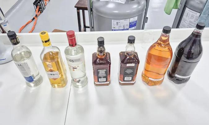 Garrafas apreendidas passam por uma sequência de análises que inclui a verificação de rótulos e lacres, além de exames químicos(foto: UFPR/Divulgação) Garrafas apreendidas passam por uma sequência de análises que inclui a verificação de rótulos e lacres, além de exames químicos(foto: UFPR/Divulgação)