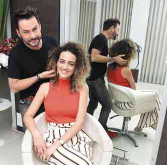 A engenheira de produo Ana Luiza Dolabella Novo, com o cabeleireiro Ramiro Cerqueira, apostou no look natural, cacheado, com volume e luzes nas pontas: 