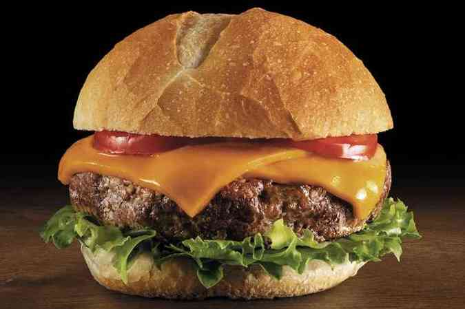 Cheeseburger  a estrela da casa: feito na grelha, com po assado na hora, queijo cheddar, alface, tomate e maionese caseira(foto: Madero/Divulgao)